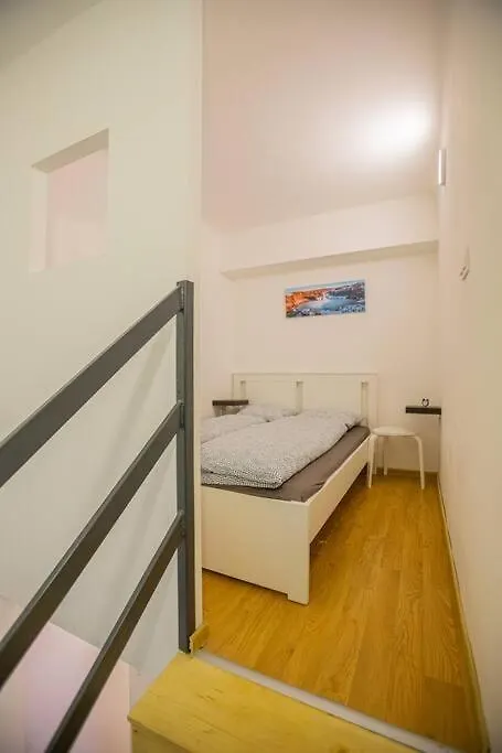 Apartment Cute Gallery Flat In Dob Str, Mars Budapest